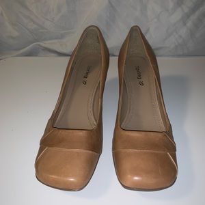 NWOT Spring tan leather heels